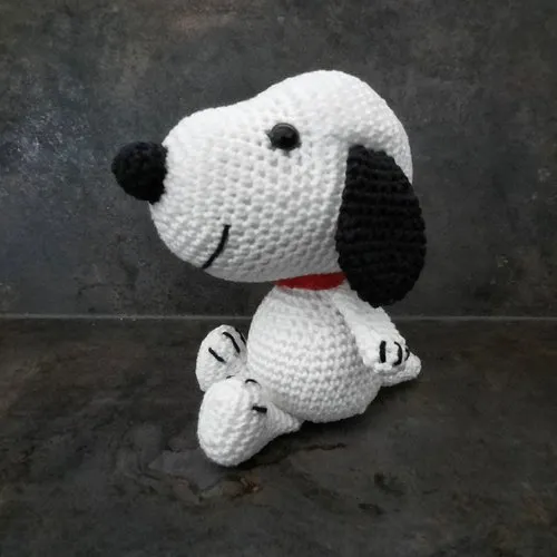 Amigurumi, doudou snoopy au crochet en fil de coton  - 15 cm