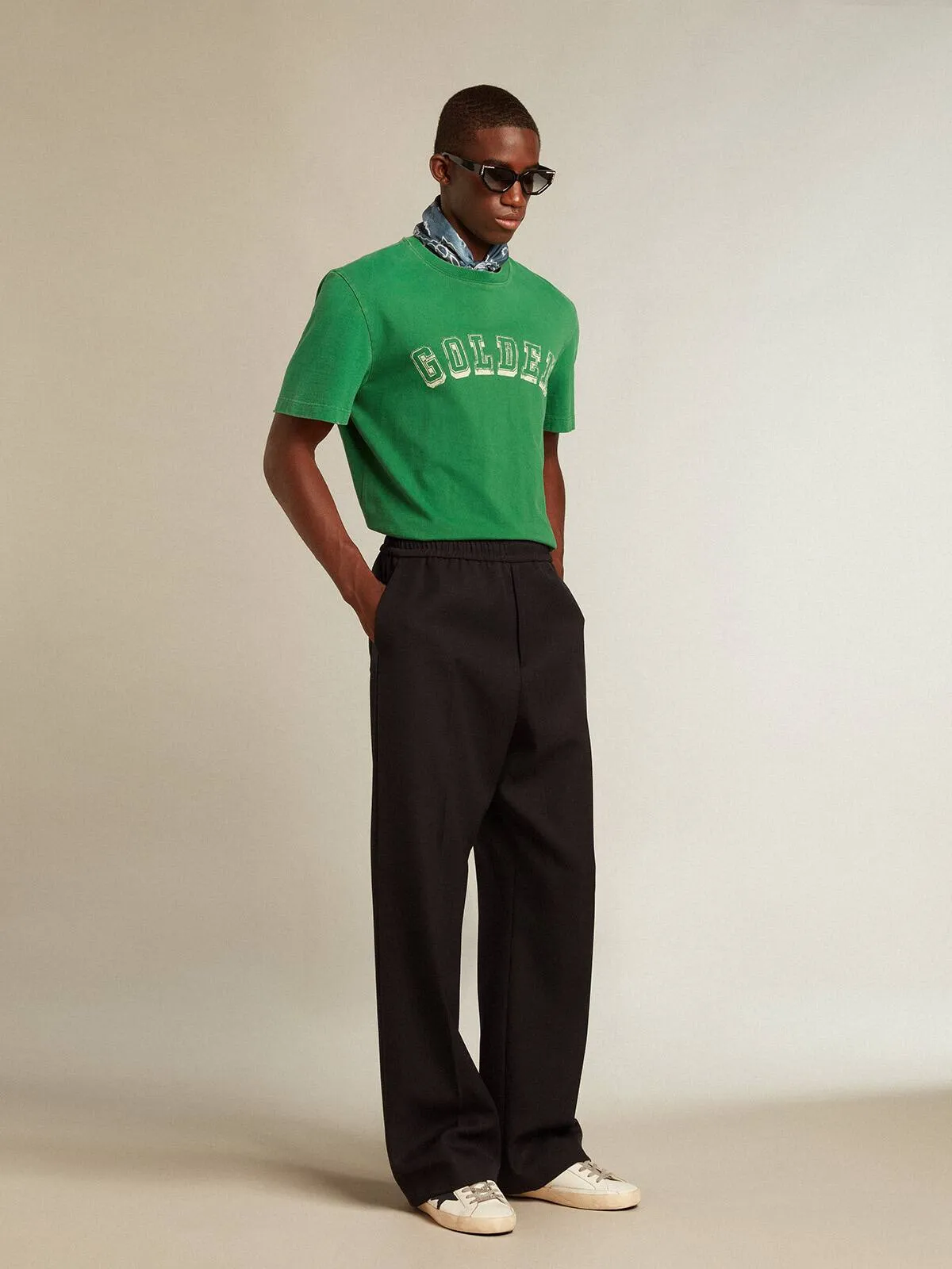 T-shirt homme en coton vert avec inscription au centre | Golden Goose