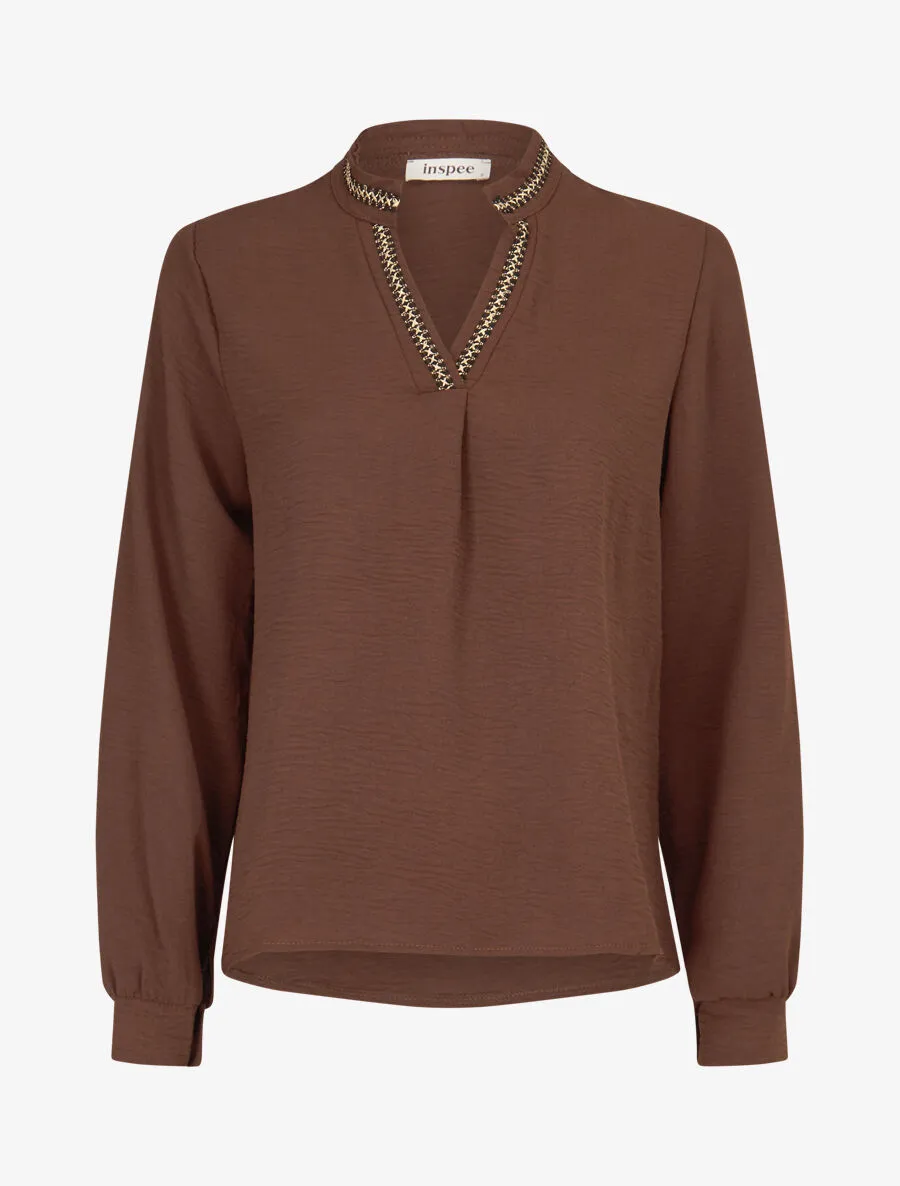 Top uni à col V brodé et irisé - Marron
